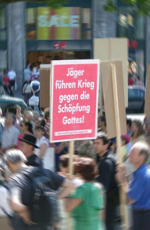 Titelbild: Demo der 'Initiative zur Abschaffung der Jagd' am 3. August 2002 in Berlin (Foto: Maqi)